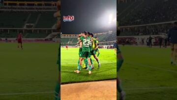 احتفال-جنوني-للاعبي-الرجاء-بعد-الهدف-القاتل-لبنعياد-في-شباك.jpg