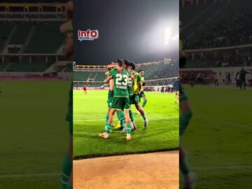 احتفال-جنوني-للاعبي-الرجاء-بعد-الهدف-القاتل-لبنعياد-في-شباك.jpg