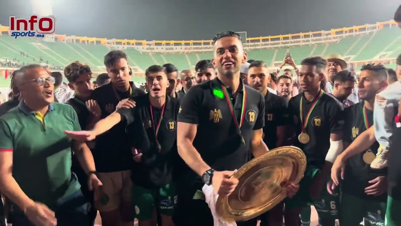 الدرع الذهبي يلمع في احتفالات لاعبي الرجاء