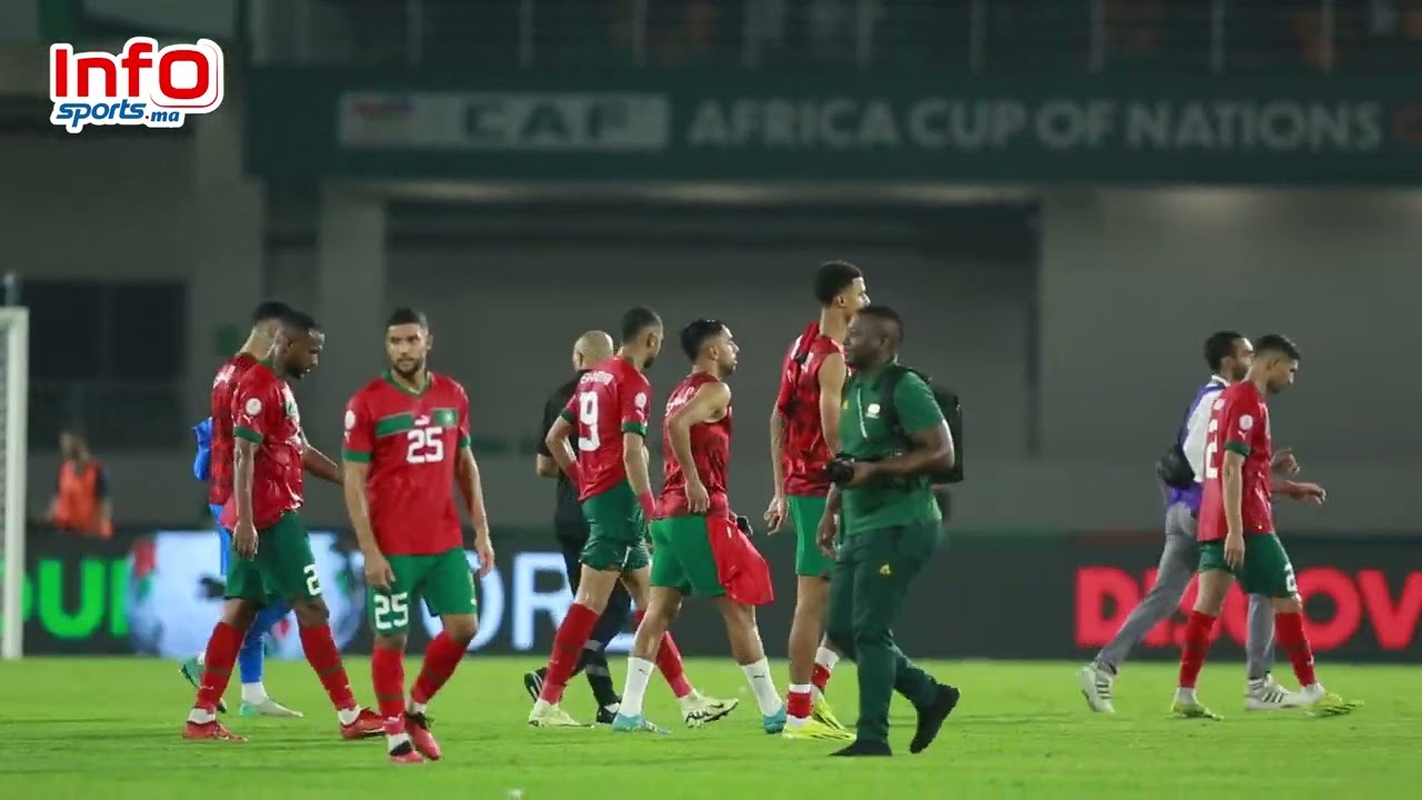 الركراكي يرفض التوجه لتحية الجماهير بعد إقصاء المنتخب وعدلي ينهار باكيا