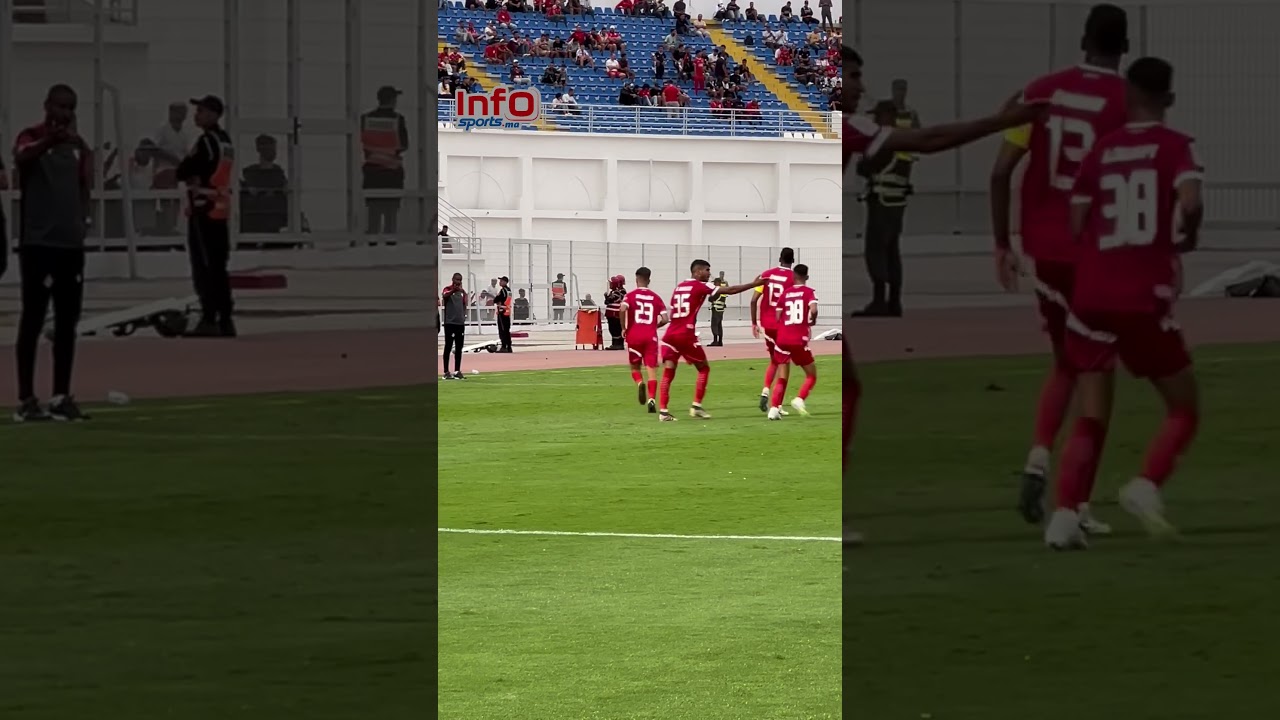 الزمراوي يحتفل مع موكوينا بهدف الوداد أمام شباب المسيرة