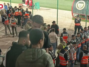 طه-بنغوزيل-حارس-المنتخب-المغربي-للشبان-يتابع-مباراة-الرجاء-وشباب.jpg