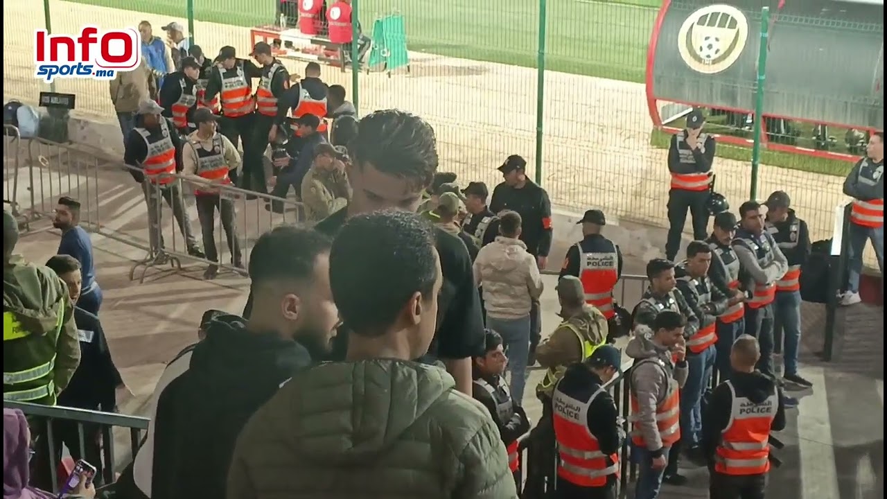 طه بنغوزيل حارس المنتخب المغربي للشبان يتابع مباراة الرجاء وشباب المحمدية