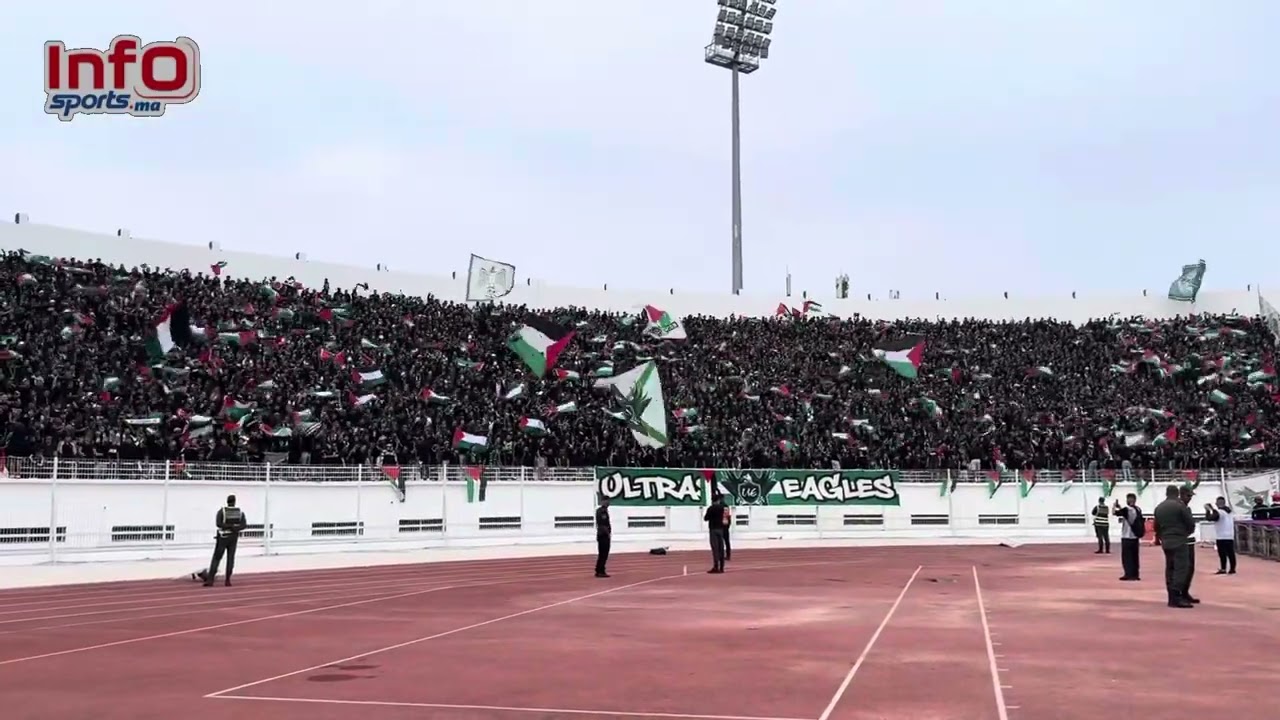 فيديو رائع..جماهير الرجاء تزلزل المدرجات بشعار "رجاوي فلس..طيني" والأعلام تغطي المدرجات.