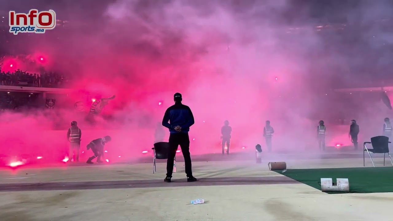فيديو..احتفالية كبيرة وكراكاج لجماهير الرجاء يتسبب في إيقاف المباراة