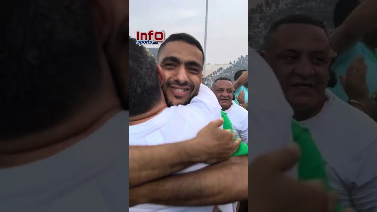 لاعبو الرجاء يحتفلون بالفلامات والشعارات والجماهير تتفاعل بقوة.