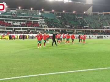 لاعبو-المنتخب-الوطني-يتبادلون-التحية-رفقة-الجماهير-المغريية-بعد-الفوز.jpg