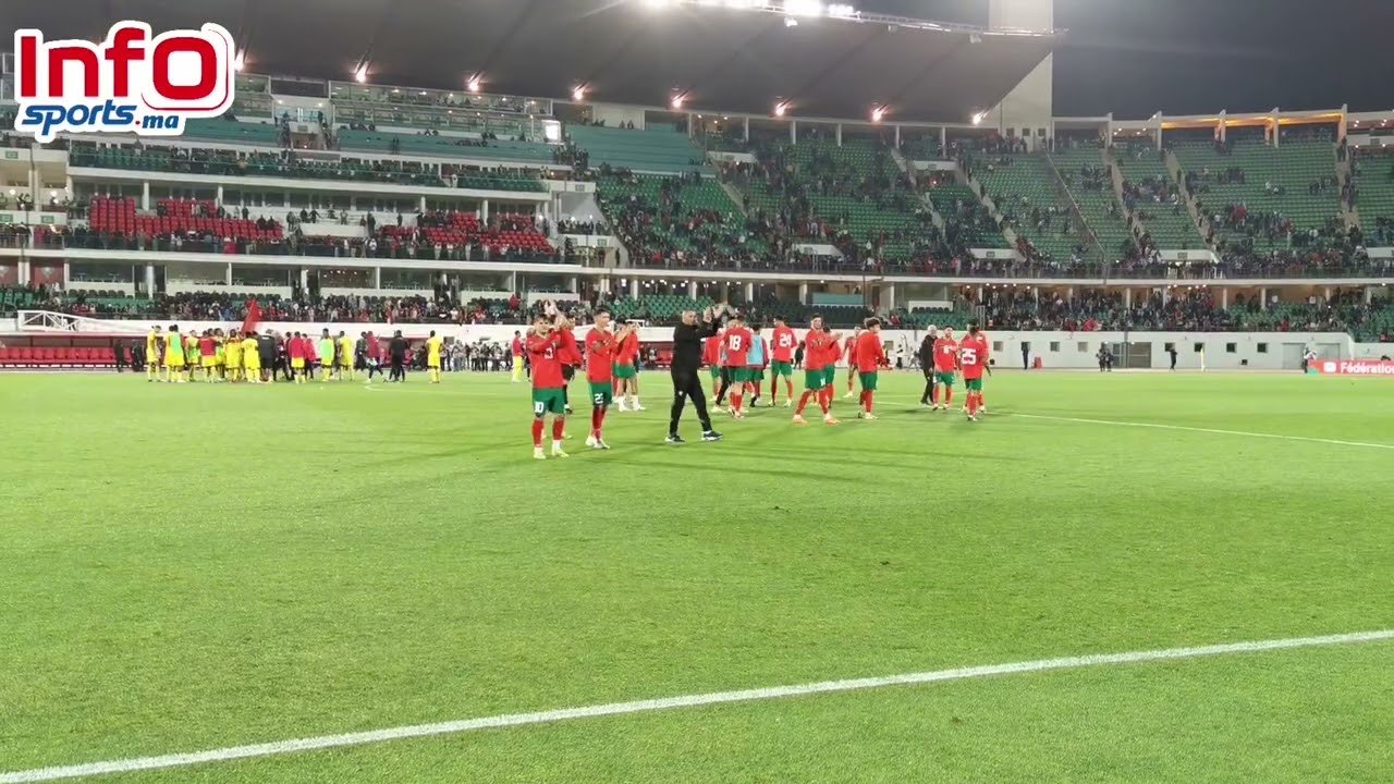 لاعبو المنتخب الوطني يتبادلون التحية رفقة الجماهير المغريية بعد الفوز.