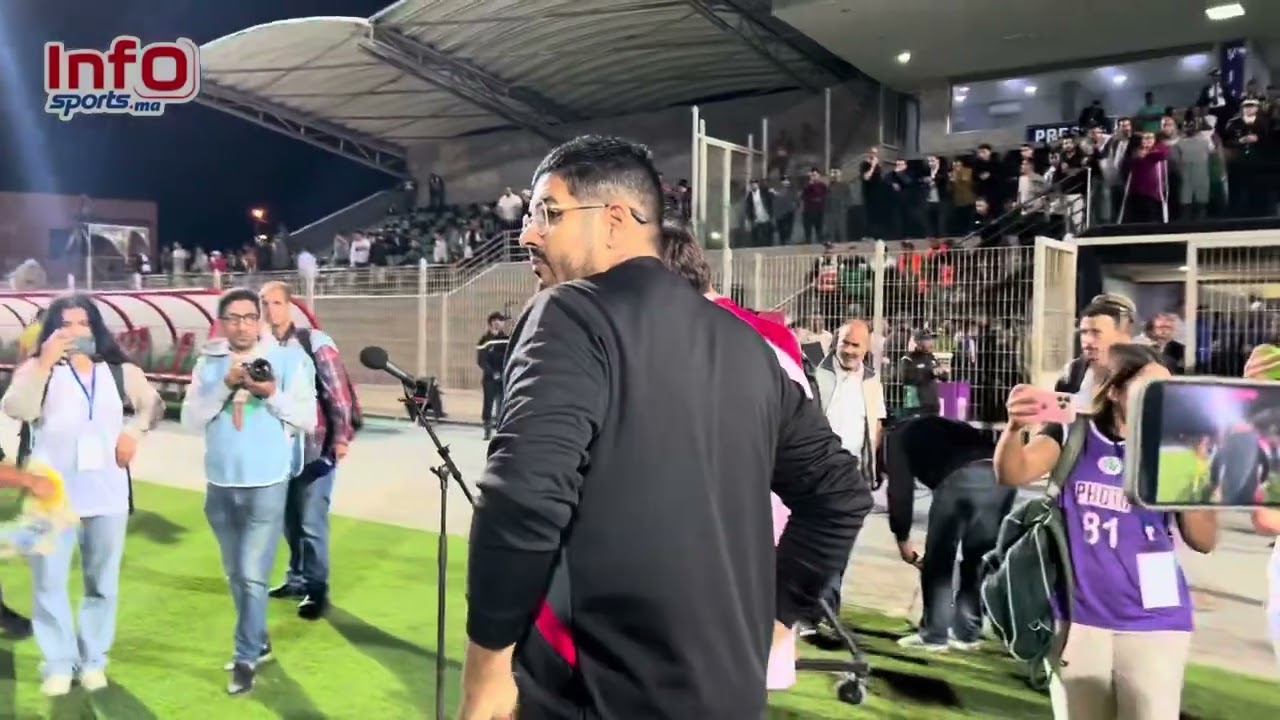 لاعبو الوداد يناقشون لقطة ضربة الجزاء بعد نهاية المباراة أمام السوالم