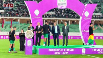 لحظة-تاريخيةتتويج-لاعبي-الرجاء-والزنيتي-يحمل-الدرع-الذهبي-لأول-مرة.jpg