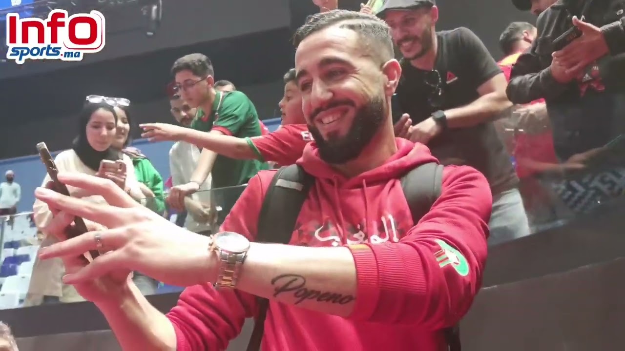 لقطات رائعة لاحتفال لاعبي المنتخب الوطني للفوتسال مع الجماهير بعد الفوز على أنغولا