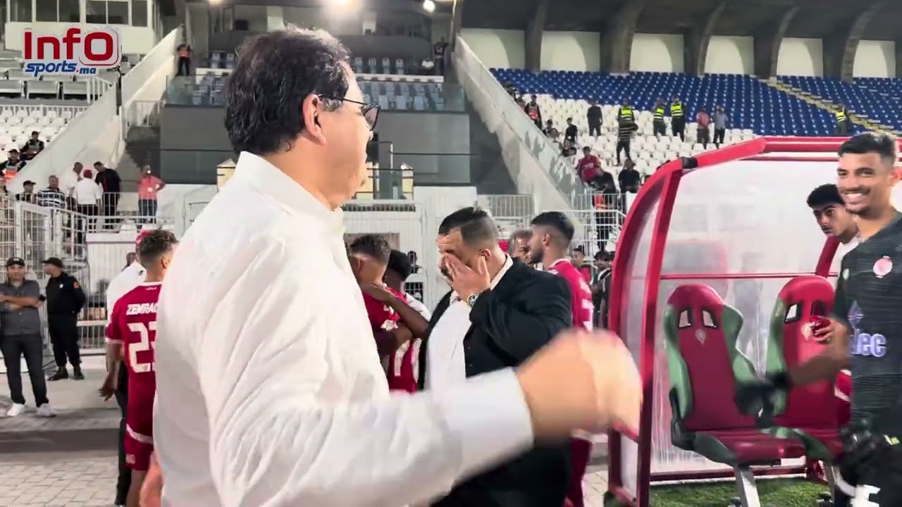 لقطات طريفة بين أيت منا ولاعبي الوداد بعد الفوز الأول في دوري التميز