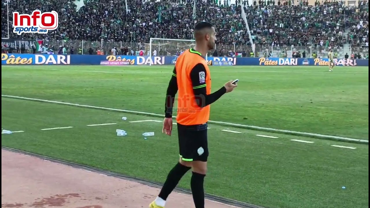 مكالمة "مجنونة" لآدم النفاتي ومداعبة خاصة لزينباور قبل نهاية مباراة الرجاء ومولودية وجدة