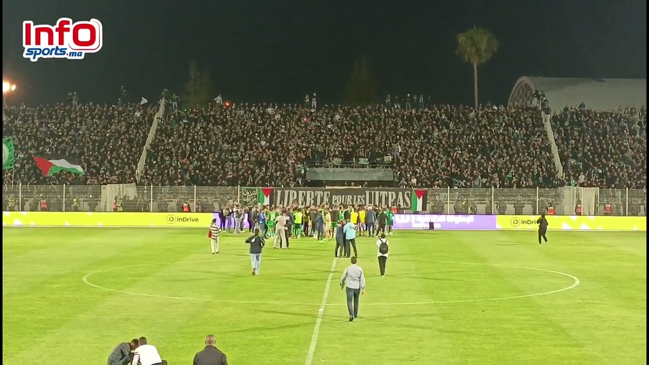 احتفالات كبيرة للاعبي الرجاء مع جماهير الكورفا سود بعد الفوز على نهضة بركان