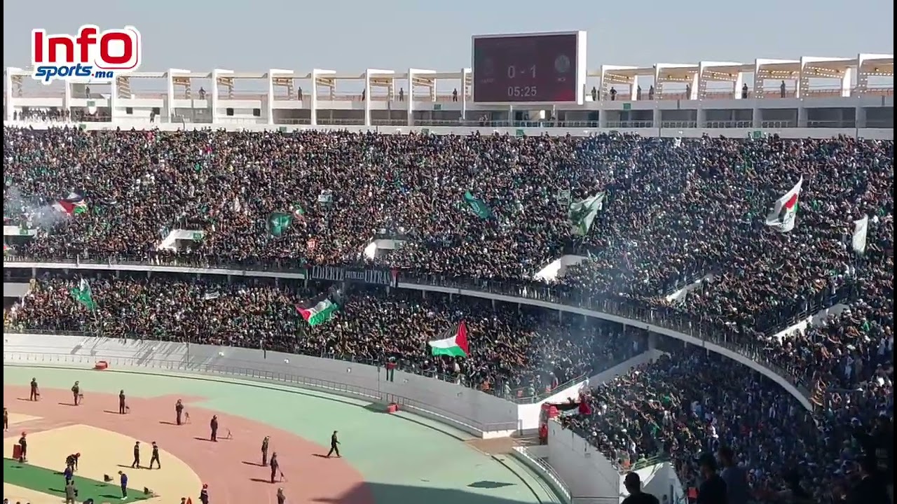 احتفالية جنونية لجماهير الرجاء بعد هدف بوزوق في شباك الجيش الملكي