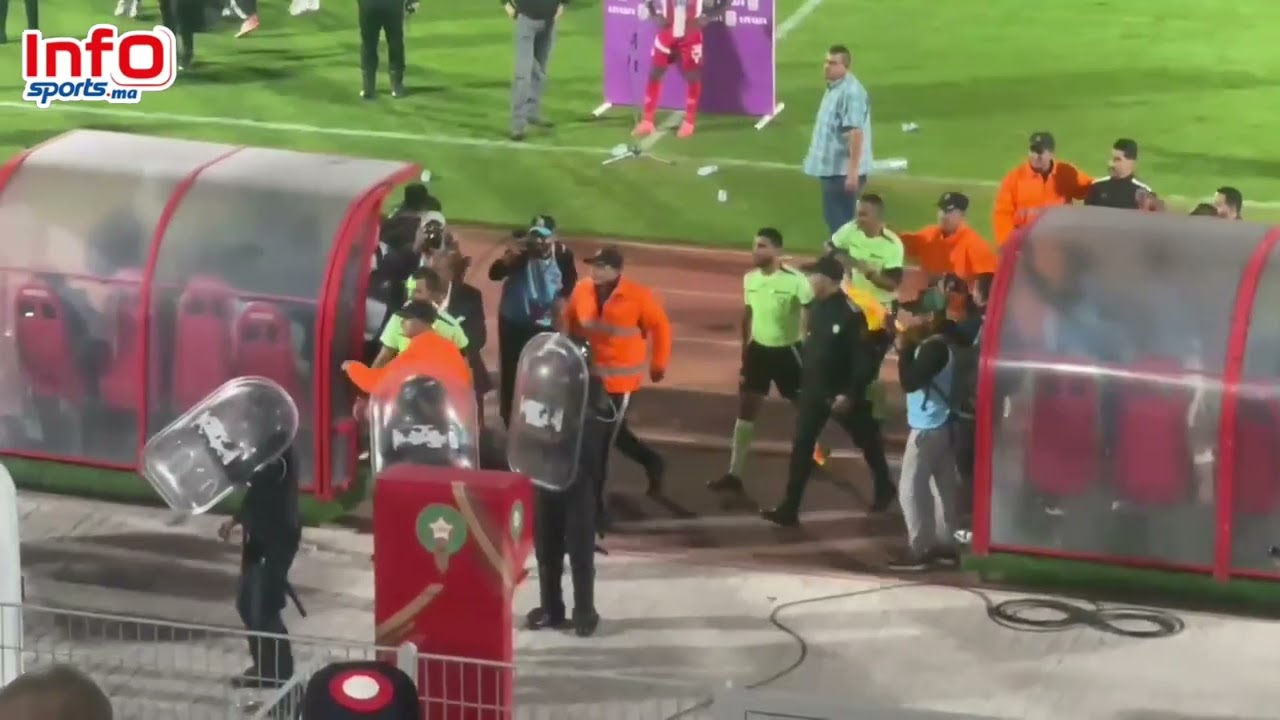 خروج حكام مباراة الوداد واتحاد طنجة تحت احتجاجات عارمة