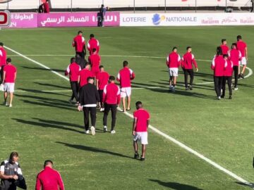 دخول-لاعبي-الوداد-لأرضية-البشير-أمام-تشجيعات-الجماهير.jpg