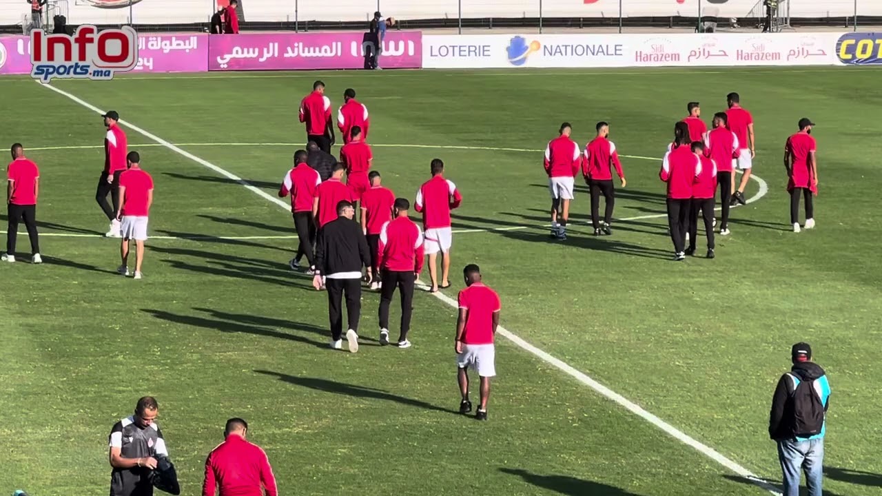 دخول لاعبي الوداد لأرضية البشير  أمام تشجيعات الجماهير