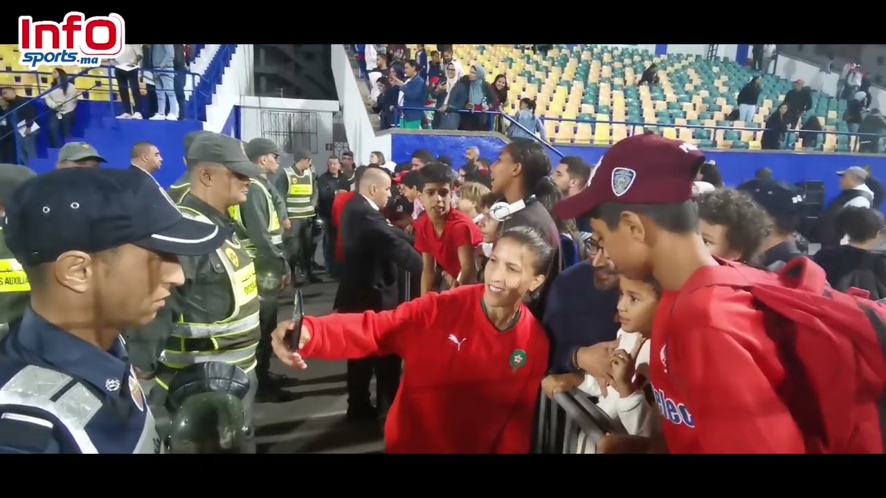 رغم الهزيمة.. الجماهير المغربية تصر على التقاط صور تذكارية مع لاعبات المنتخب المغربي النسوي