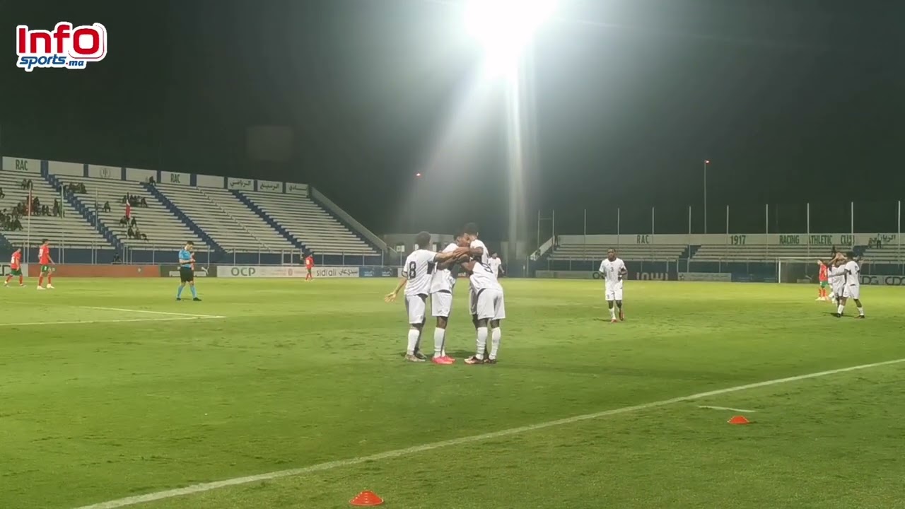 فرحة لاعبي منتخب الدومينكان بهدف التقدم في مرمى المنتخب الأولمبي