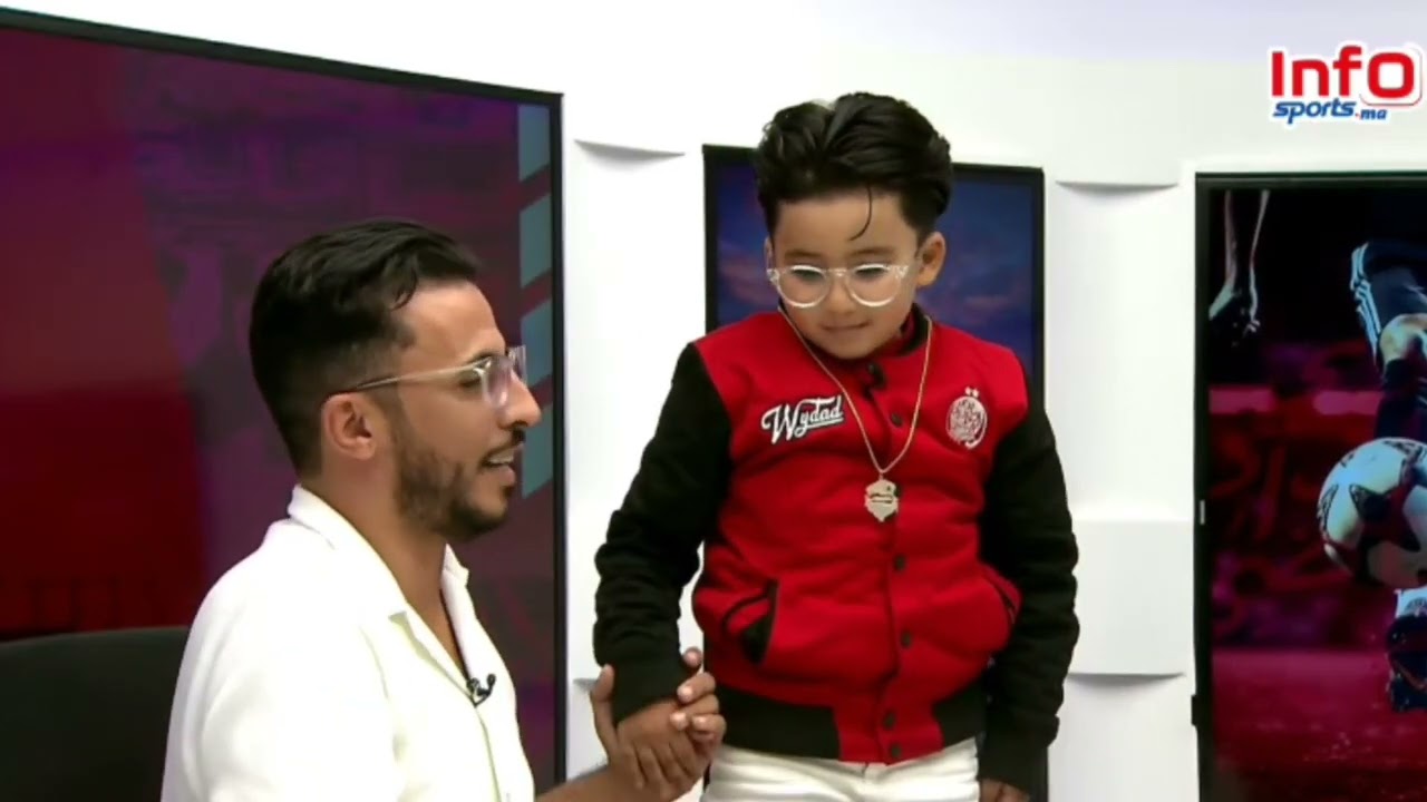 فيديو رائع..قطبي يستضيف أصغر مشجع ودادي في برنامج "وداد أنفو" ويهديه قميص الفريق.