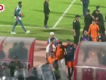فيديو-مؤسفموكوينا-ولاعبو-الوداد-يتعرضون-للرشق-بالقنينات-من-جماهير-الوداد.jpg