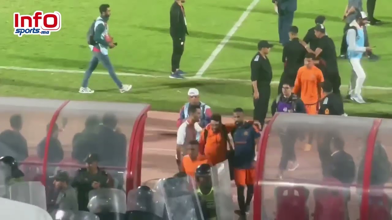 فيديو مؤسف..موكوينا ولاعبو الوداد يتعرضون للرشق بالقنينات من جماهير الوداد.