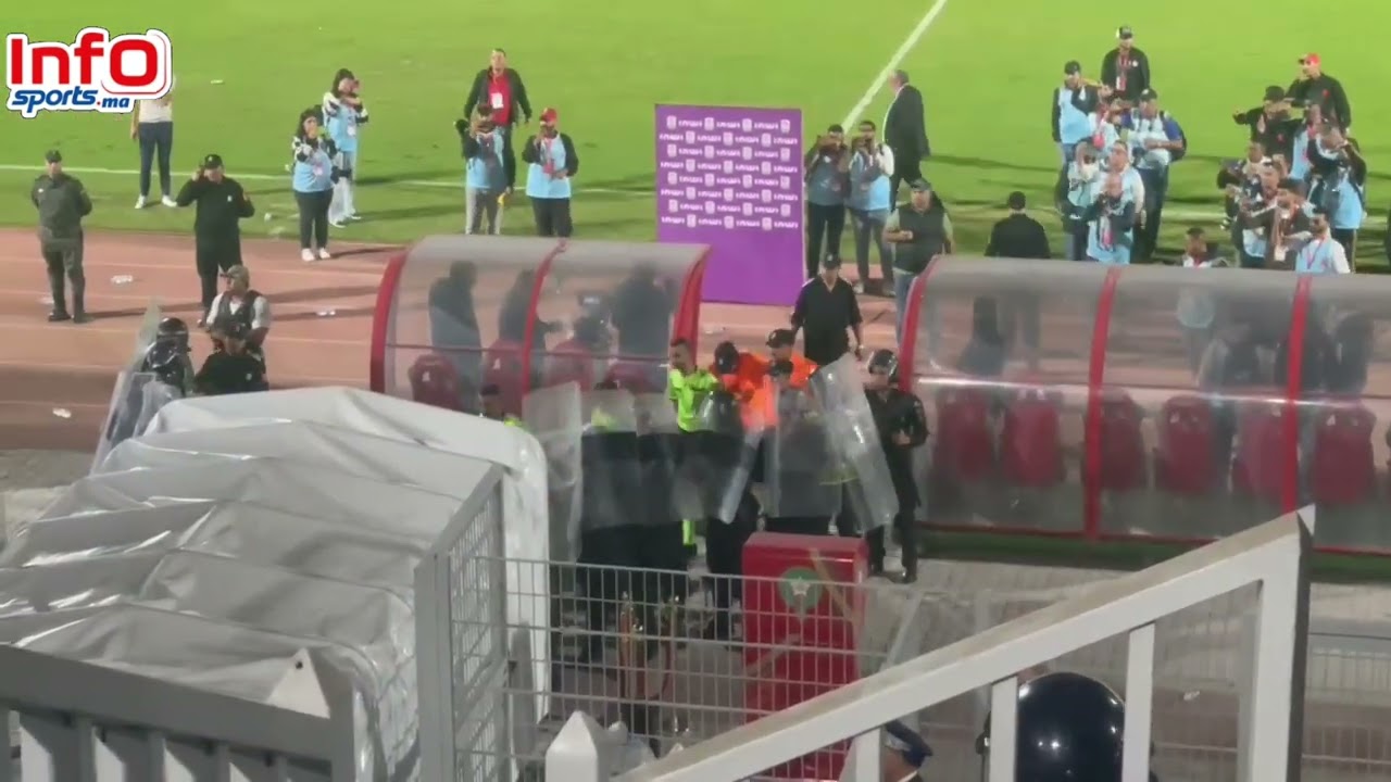 فيديو..حراسة أمنية مشددة لطاقم تحكيم قمة الوداد وبركان لحمايته من الجماهير.