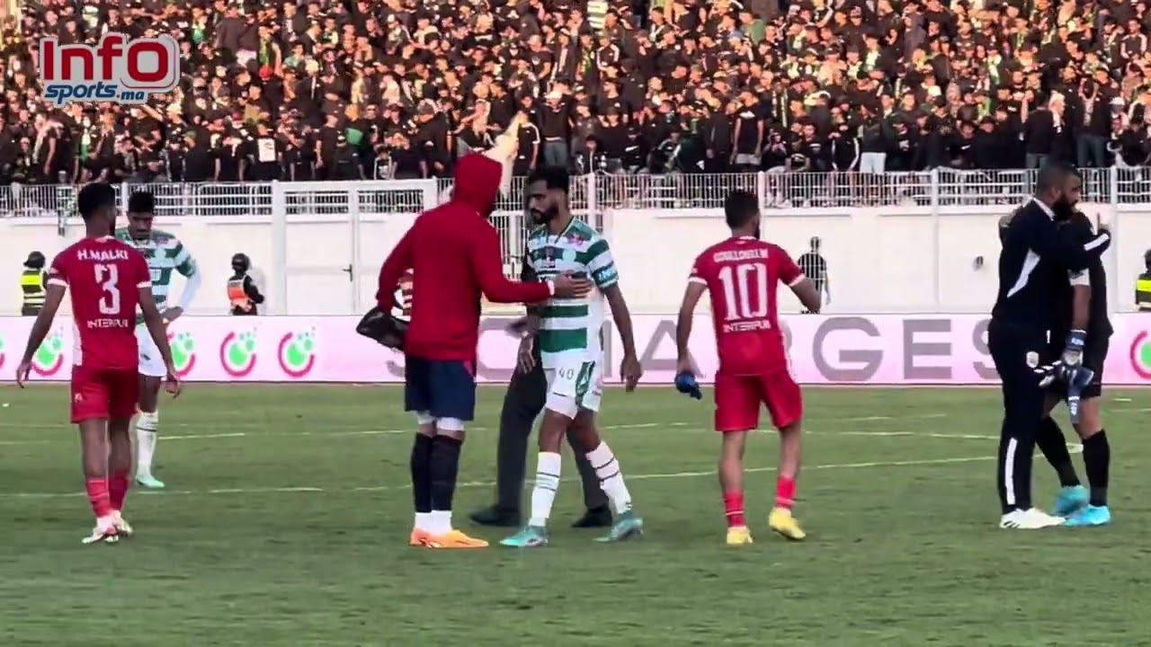 فيديو..خيبة أمل وحسرة كبيرة للاعبي الرجاء بعد التعادل أمام الكوديم..يجلسون بأرضية الملعب "كاعين".