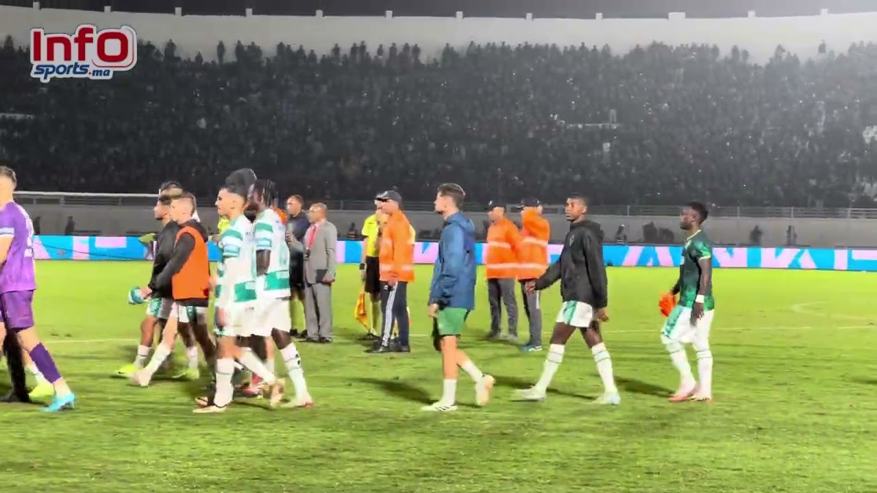فيديو..لاعبو الرجاء يواسون الرحيمي بعد تضييعه لضربة الجزاء.