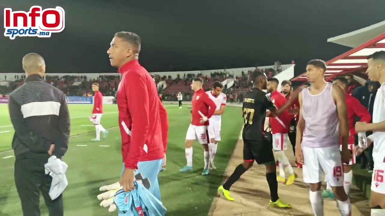 فيديو..لاعبو الوداد يرفضون مغادرة الملعب خوفا من رشق الجماهير بالقنينات.