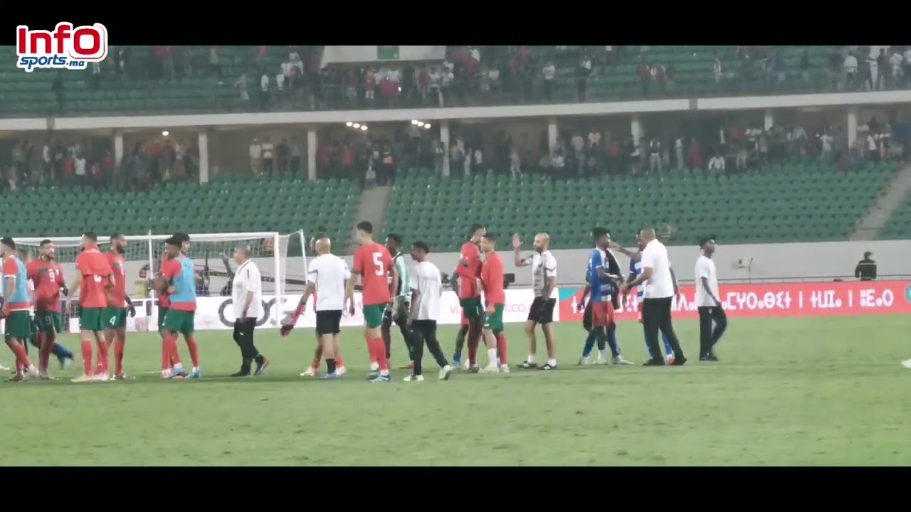 لاعبو ليبيريا يلتقطون صورا تذكارية رفقة لاعبي المنتخب الوطني المغربي
