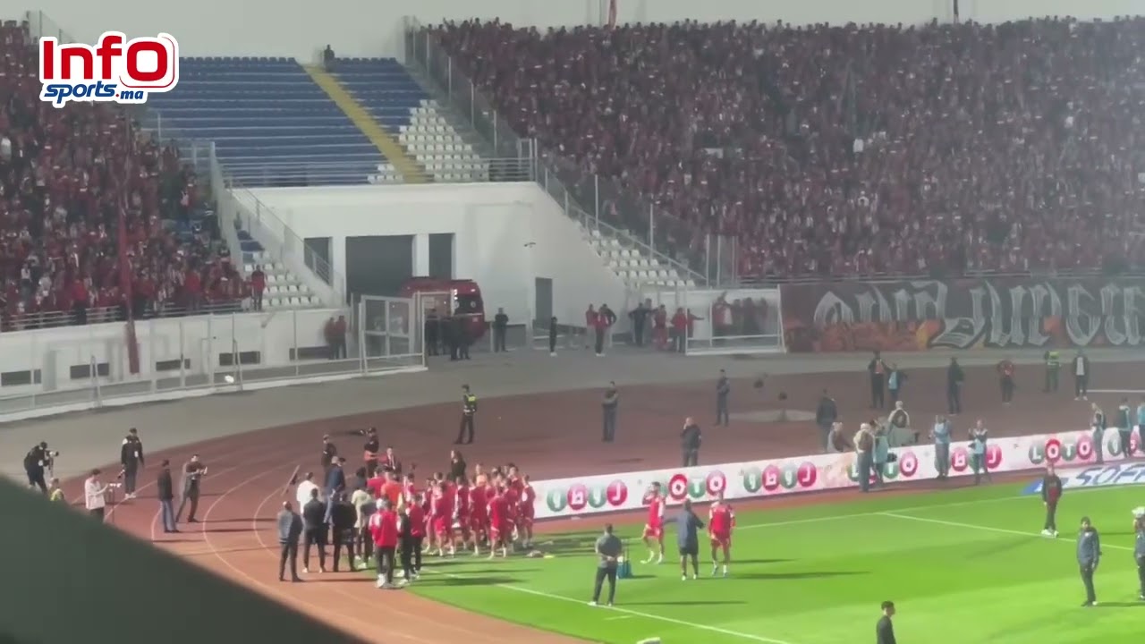 مكونات الوداد الرياضي ولاعبي الفريق يحتفلون بفصيل الفريق أمام أنظار الإعلامي الإماراتي عبد الكعبي