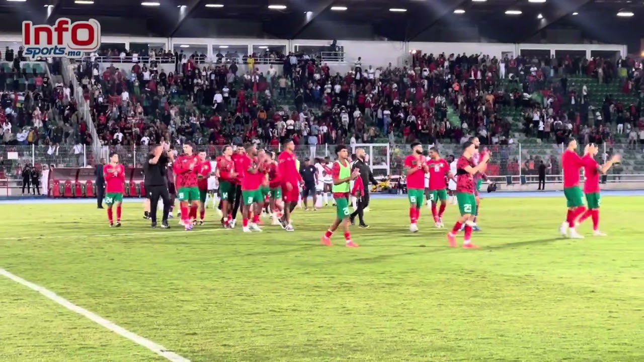 نهاية المباراة في أجواء رائعة بين لاعبي المنتخب الوطني وتحية كبيرة للجماهير الوجدية