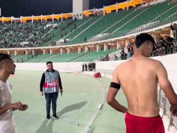 فيديو مؤثر.. حارس م.وجدة واللاعبون يعتذرون للجماهير بعد الإقصاء والنزول