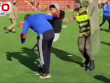 فيديو..أحداث شغب خطيرة في مباراة شباب أطلس خنيفرة والكوكب المراكشي.