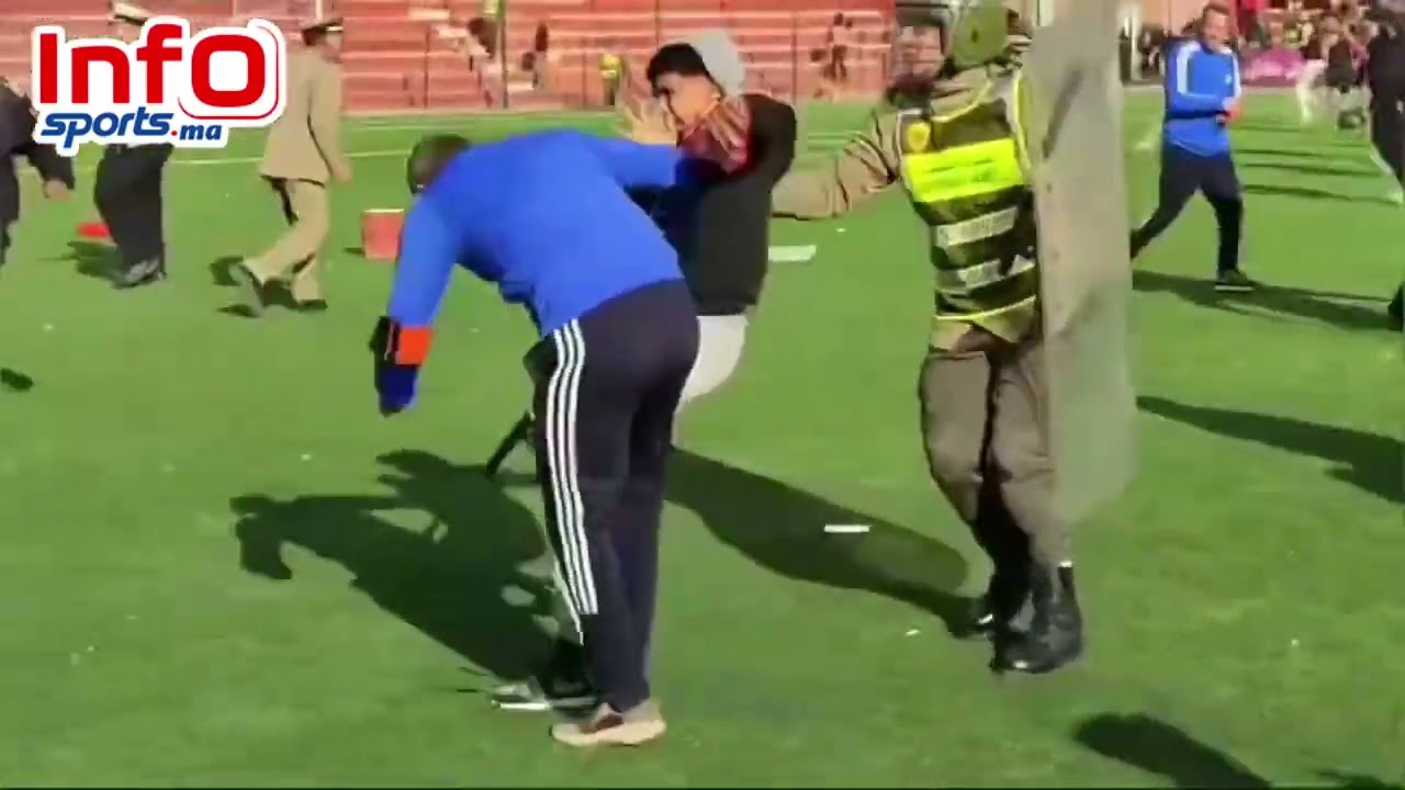 فيديو..أحداث شغب خطيرة في مباراة شباب أطلس خنيفرة والكوكب المراكشي.