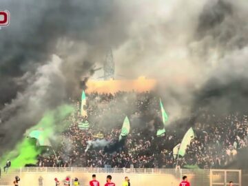 فيديو..الكورفاسود تشعل المدرجات باحتفالات كبيرة وشعارات قوية.