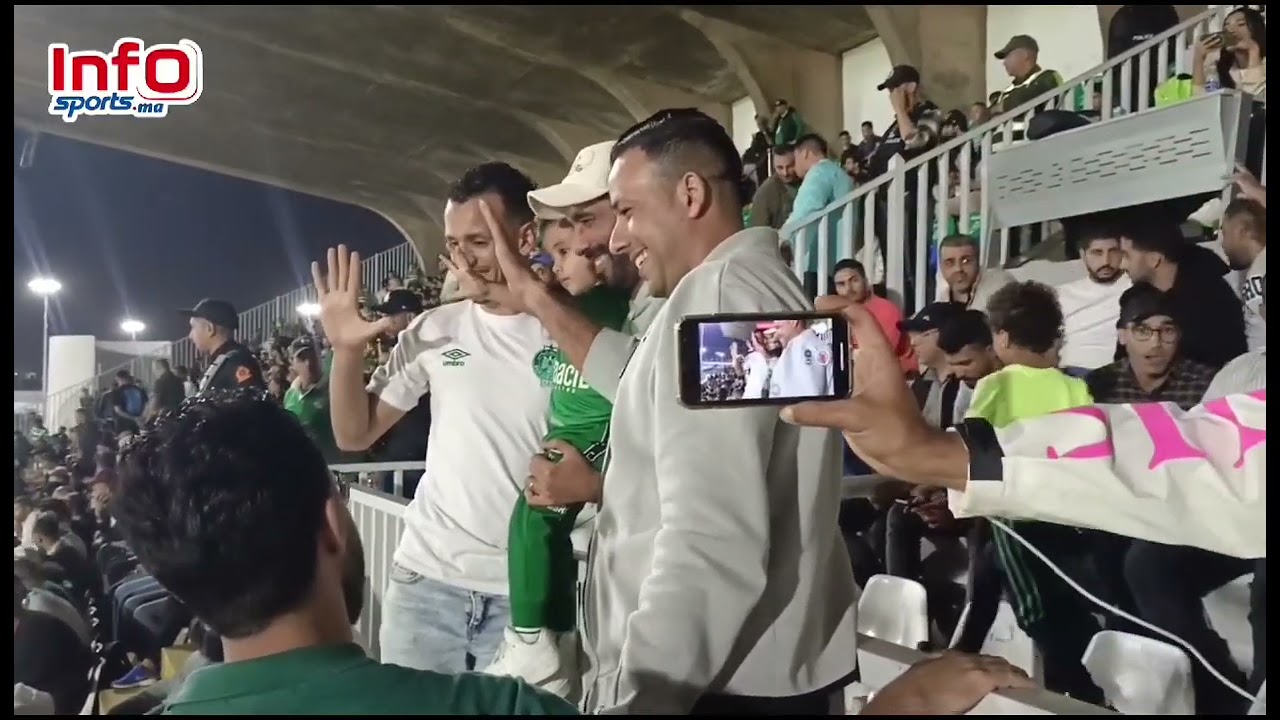 استقبال مميز من جماهير الرجاء لحمزة بورزوق في مباراة الكلاسيكو