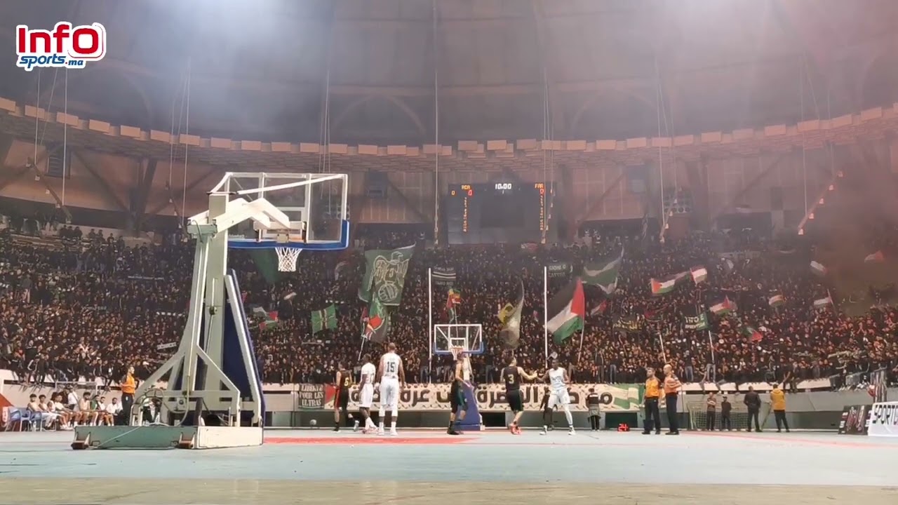 جماهير الرجاء تبدع بأغنية "رجاوي فلسطيني" في كلاسيكو كرة السلة أمام الجيش الملكي