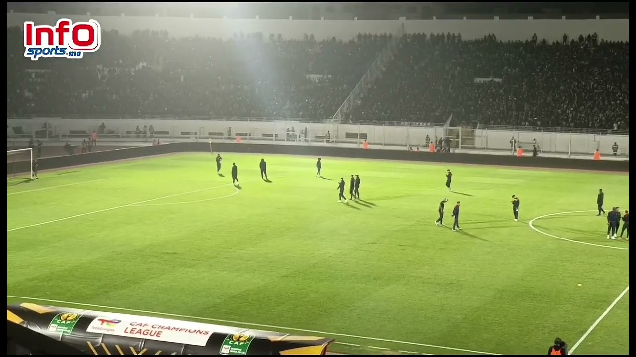 جماهير الرجاء تستقبل لاعبي الجيش الملكي بالصافرات