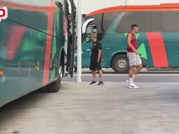 حافلتين-للمنتخب-الوطني-لحظة-مغادرة-أسود-الأطلس-لملعب-اورون-بوكو.jpg
