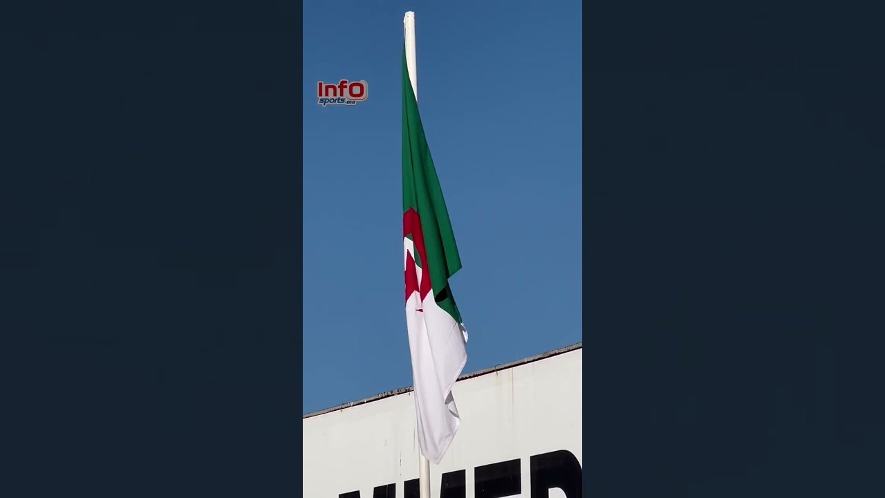 خلافا لمعاملة الجزائريين العلم الجزائري جانب العلم المغربي قبل مواجهة المنتخب الوطني لنظيره الجزائري