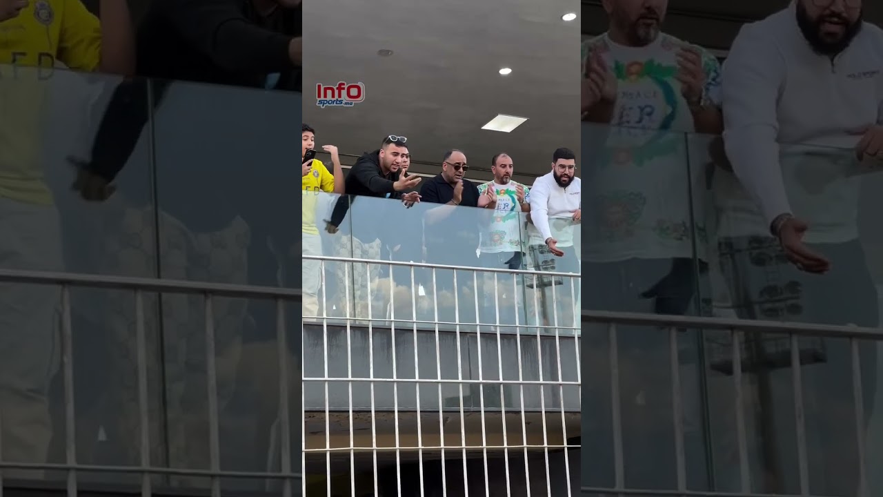 عبد الإله الإبراهيمي يشجع لاعبي الرجاء بعد نهاية الشوط لمباراة حسنية أكادير