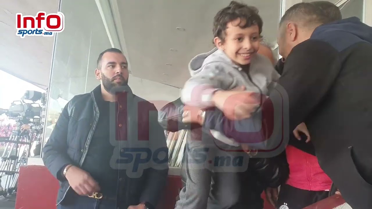 فيديو  البنزرتي ممنوع من كرسي الاحتياط ويتابع الوداد من المدرجات