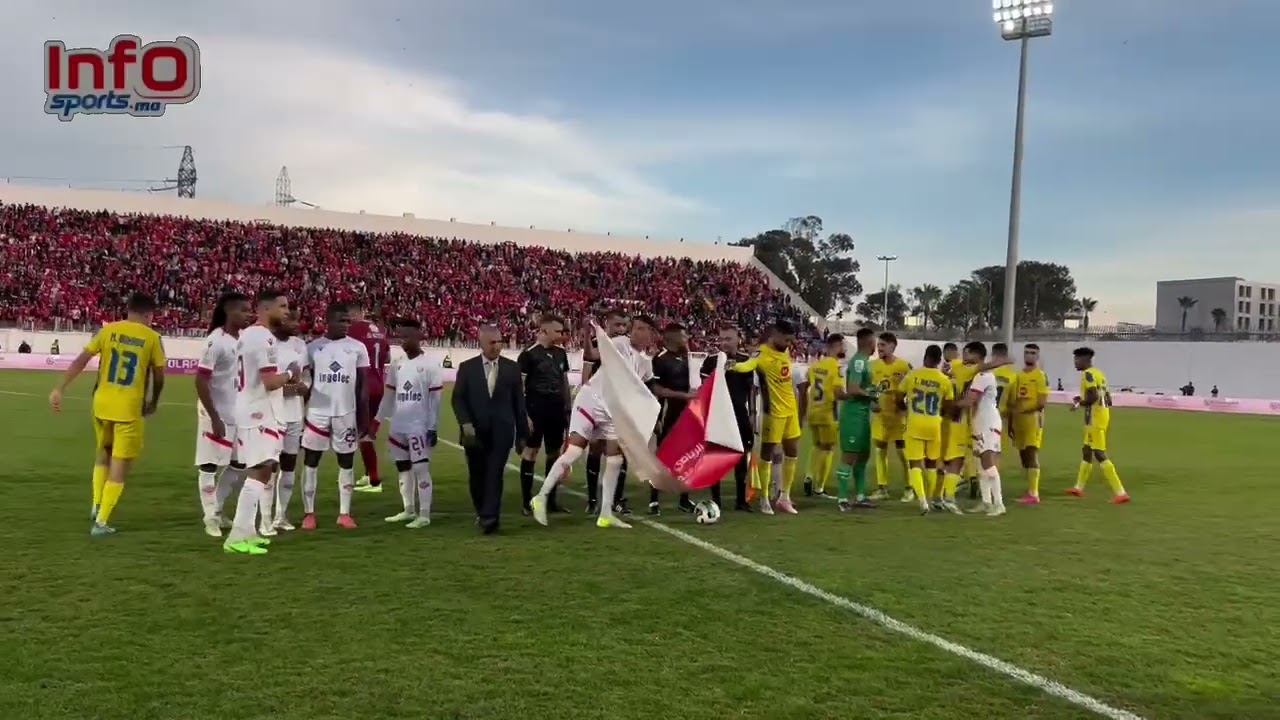 فيديو. لاعبو السوالم وحكام المباراة يتوحدون حول لافتة الوداد الرياضي.