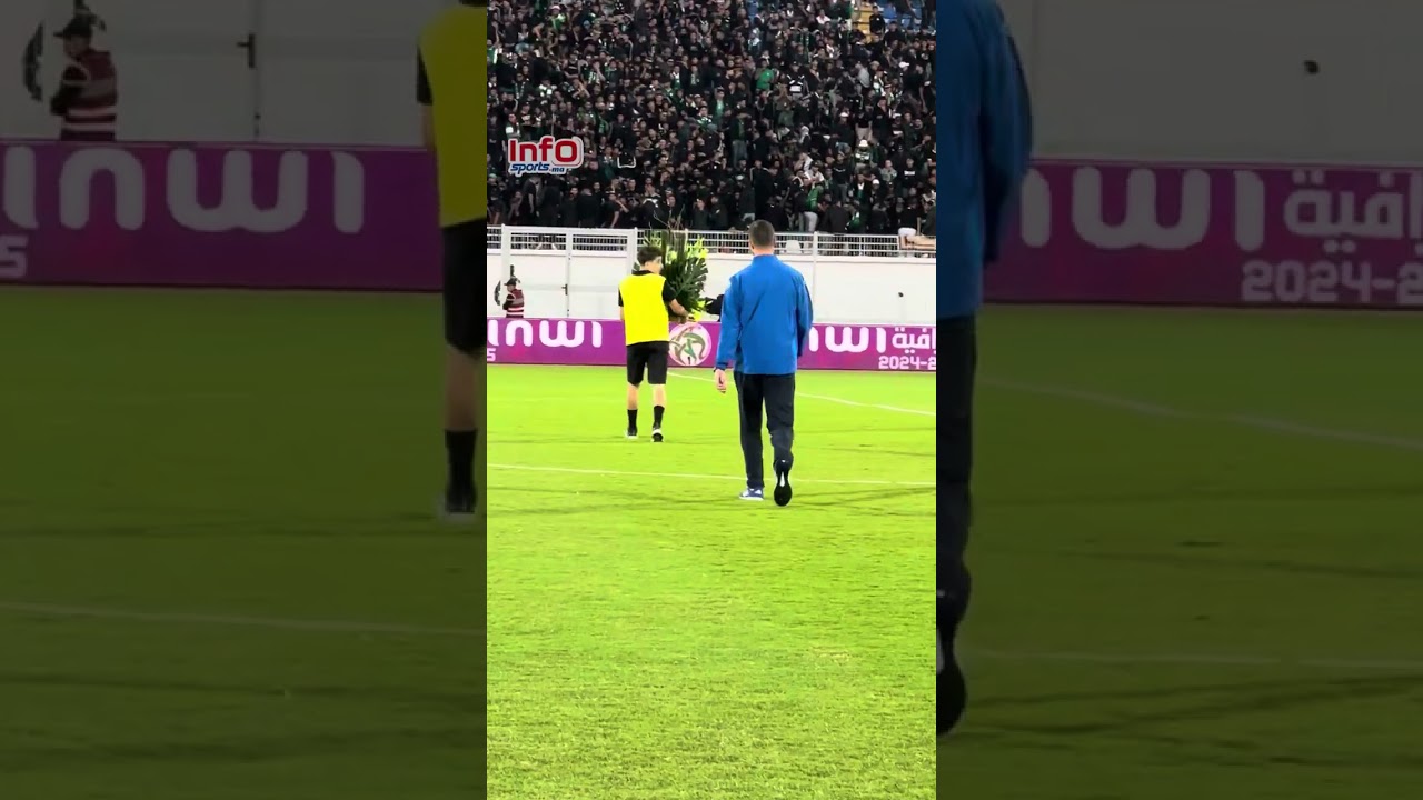 فيديو..بن ونيس يهدي باقة ورد لجماهير الرجاء في أول مباراة له ضد النسور الخضر.