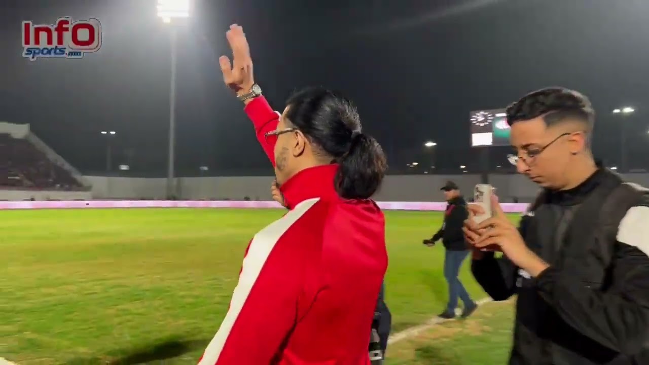فيديو..ديزي دروس يحضر قمة الوداد والماص وتفاعل كبير من الجماهير.