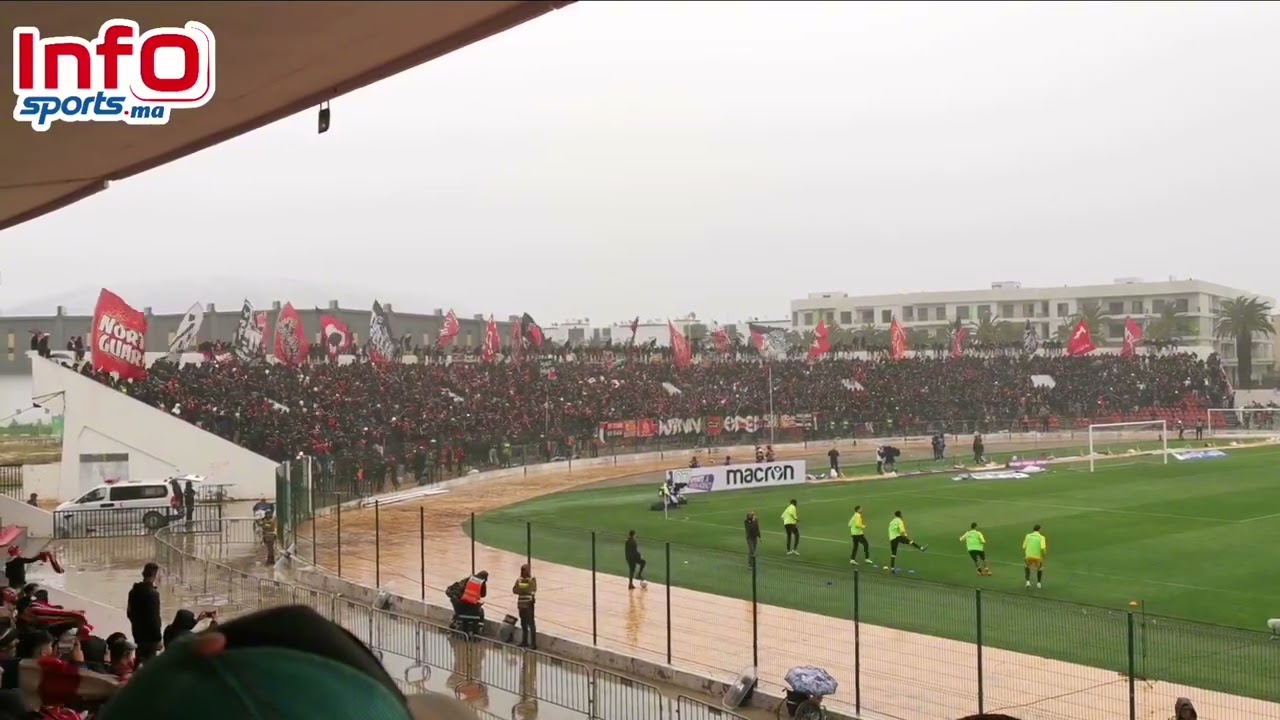 فيديو..رغم برودة الطقس والأمطار..جماهير الوداد تبدع بالمدرجات بشعارات قوية.