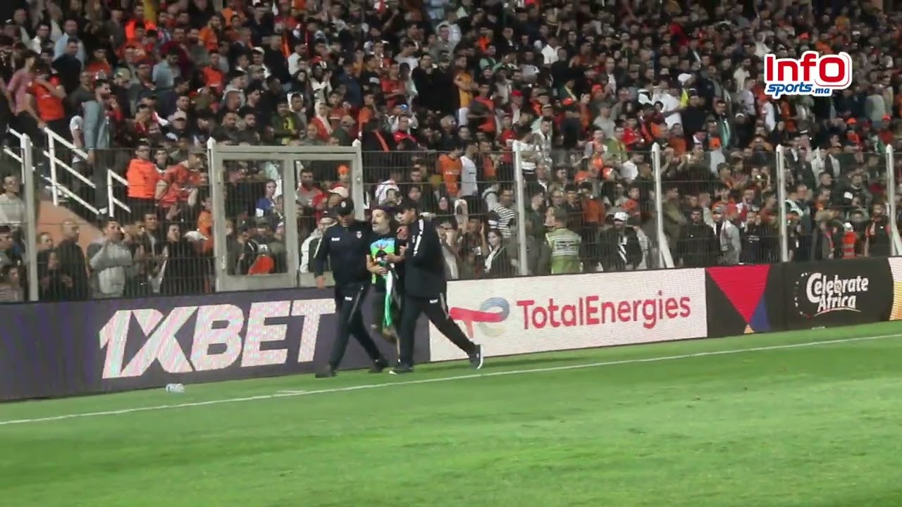 فيديو..مشجع بركاني يقتحم الملعب في مواجهة الزمالك حاملا العلم الفلس..طي..ني.
